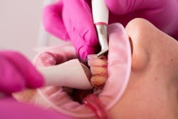 Figure 2: State-of-the-art prevention utilizes AIR-FLOWING®: this effective yet particularly gentle method is suitable for biofilm management of all oral tissues as well as of implants and restorations. Figure 2: State-of-the-art prevention utilizes AIR-FLOWING®: this effective yet particularly gentle method is suitable for biofilm management of all oral tissues as well as of implants and restorations.