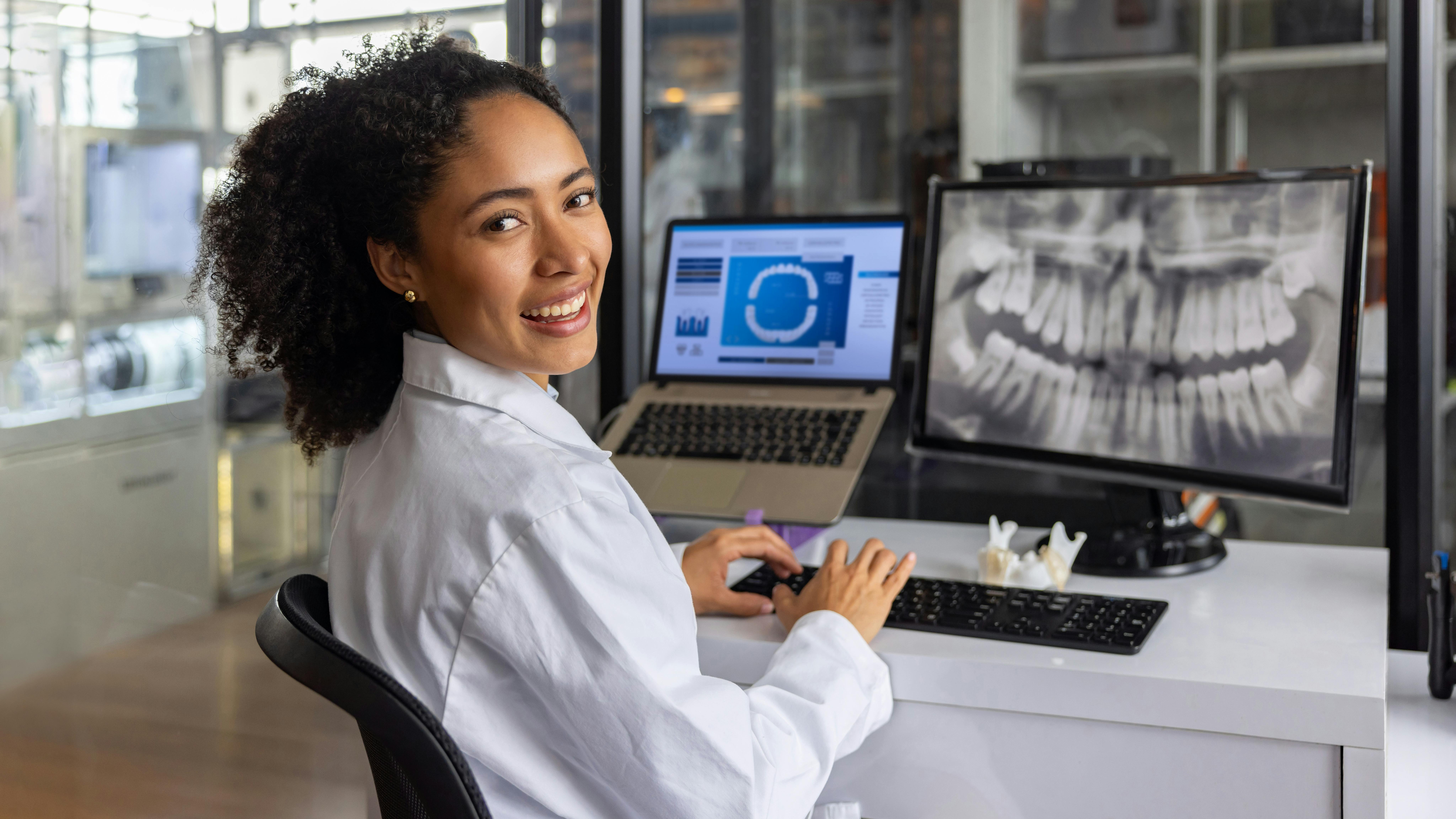 Dental worker utilizing AI